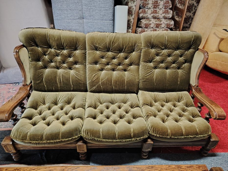 Set canapele cu două fotolii și masă