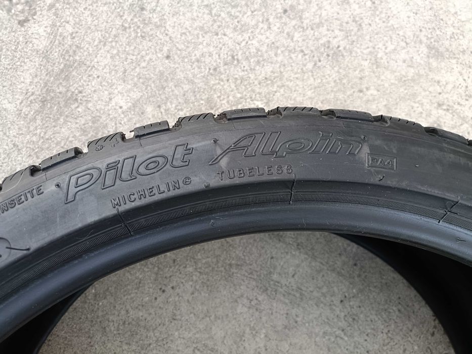 O anvelopa iarna 235 35 20 michelin pilot alpin PA4 cu 7,8 mm dot 2322