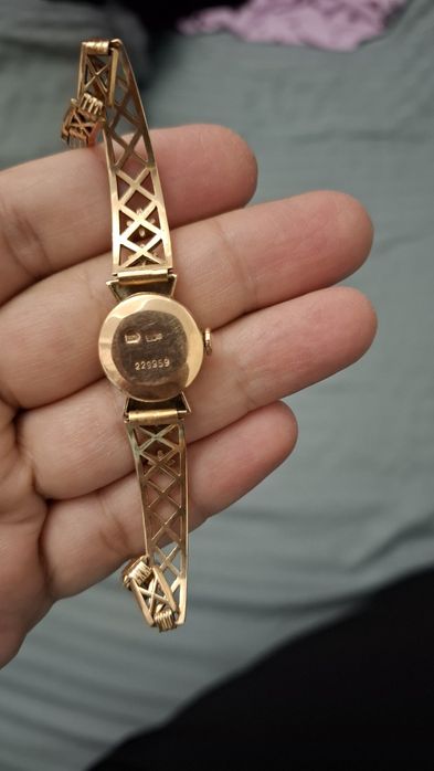 Бриллиант кузли тилла соат сотилади