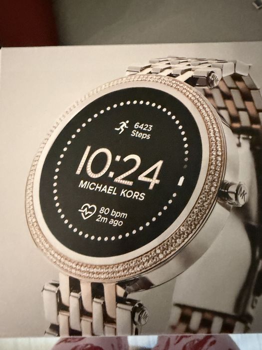 смарт часовник  michel kors - като нов без забележки . В кутия и зарядно