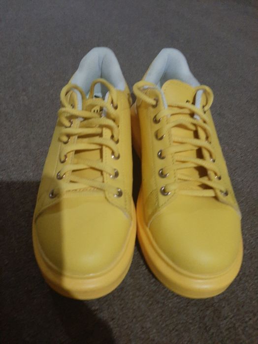 Продаются желтые кроссовки ,размер 37