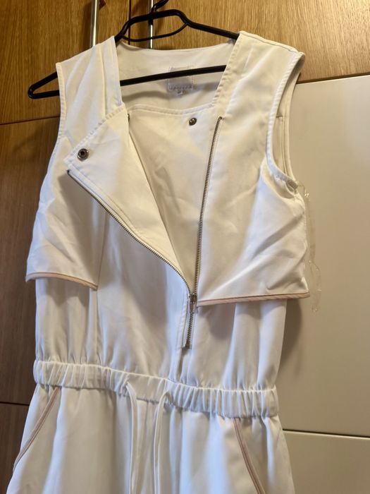 Модерен ,марков гащеризон,удобен,в отлично състояние.Закупен от чужбин