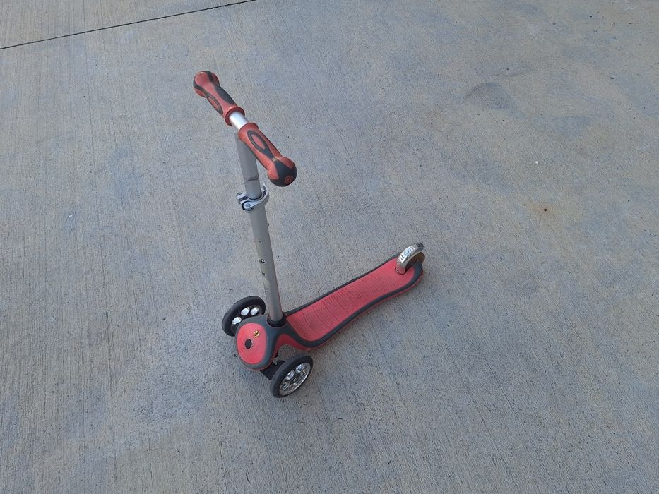 Детска тротинетка Globber Ferrari