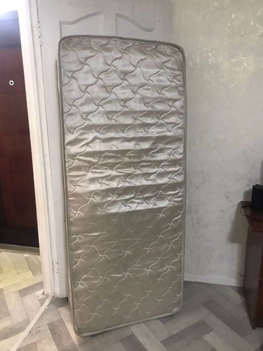 Кровать с матрасом