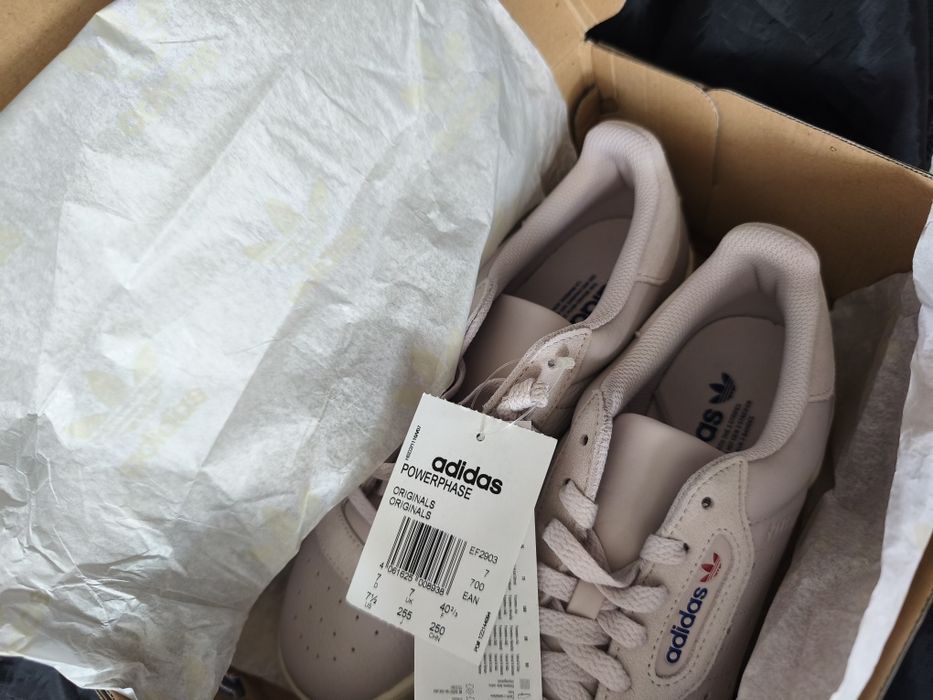 Adidașii noi cu etichetă