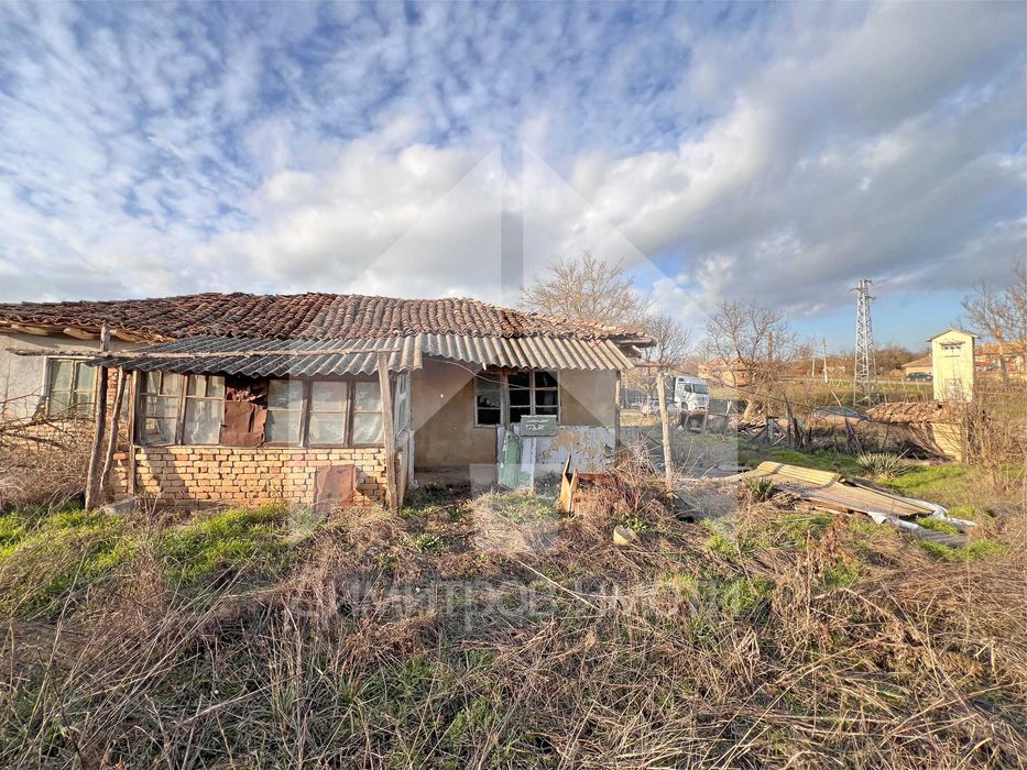 Продава къща с 2 дка двор в с. Караманите, общ Вълчи дол (обл. Варна).