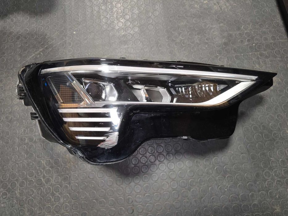 Десен оборудван фар за Audi E-Tron с забележки!