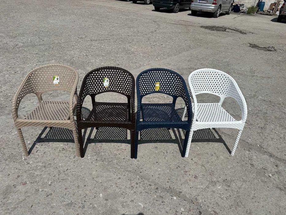 Пластмасови столове с метална подсилена конструкция