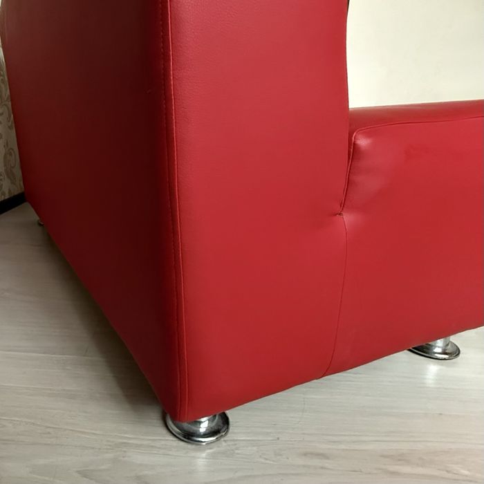 Продам диванчик красный офис/студия/магазин