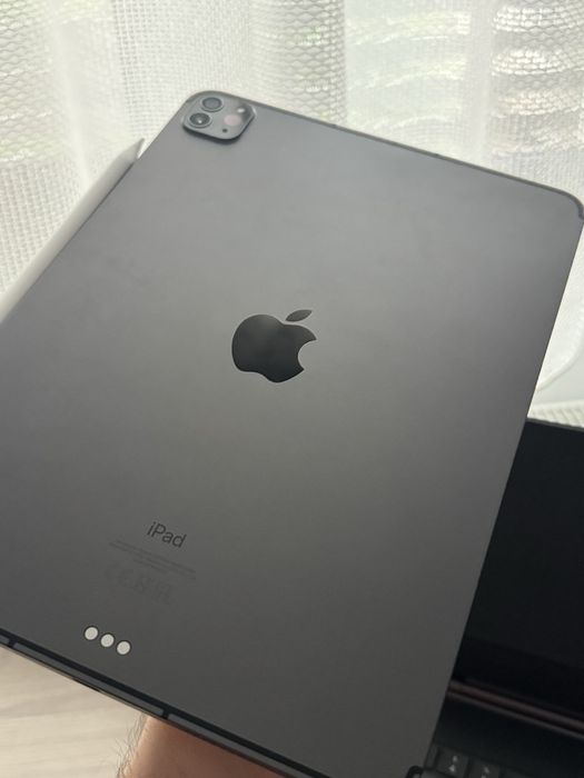 iPad Pro 11" Gen 3, 128 GB + husa cu tastura + pen