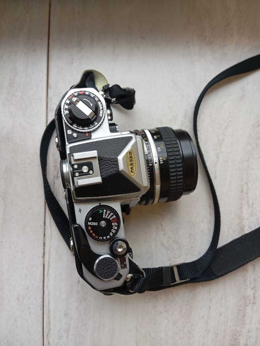 Фотоапарат nikon fe2 и обектив NIKKOR 80-200mm