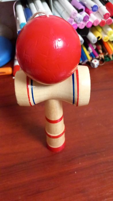 Vând kendama mare