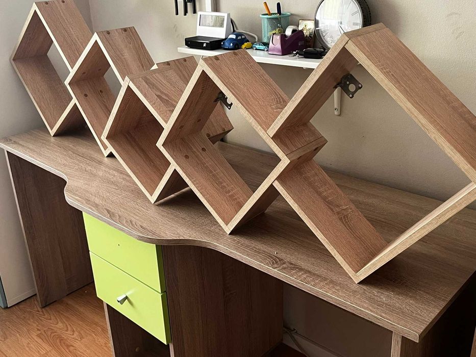 Продавам ученическо бюро