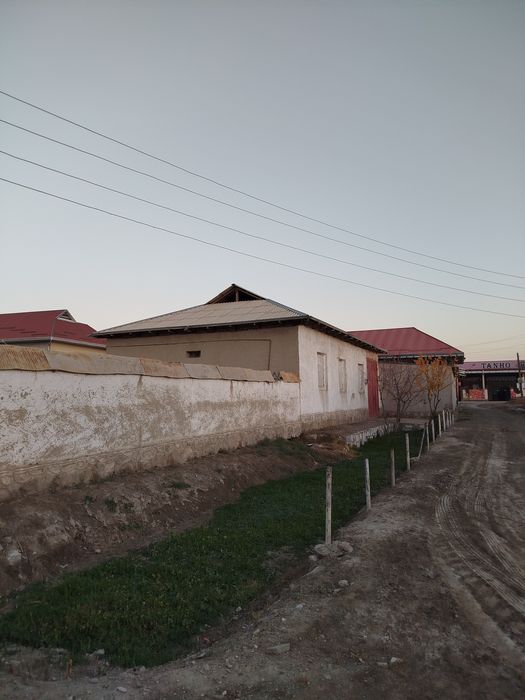 Beshrabot markazida hovli sotiladi 13 sotix. Qo'shimcha yer ham bor.