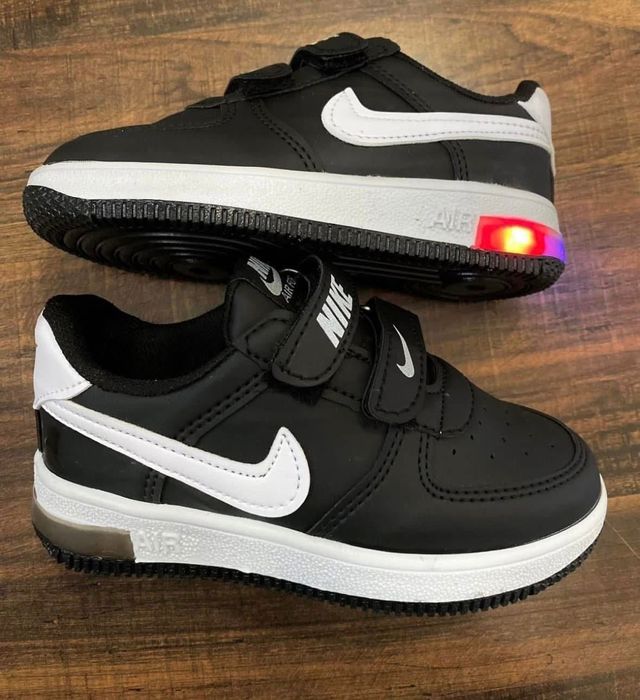 Светещи кецове
Номера-21,22,23,24,25,26,27,28,29,30
Цена-35 лв