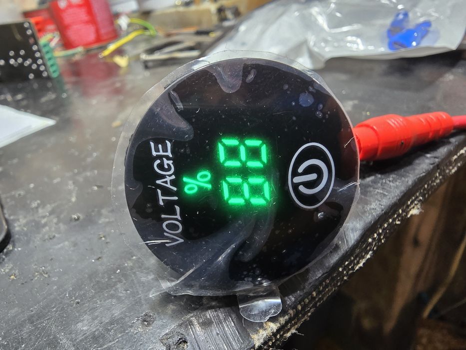 Aвто мото волтметър