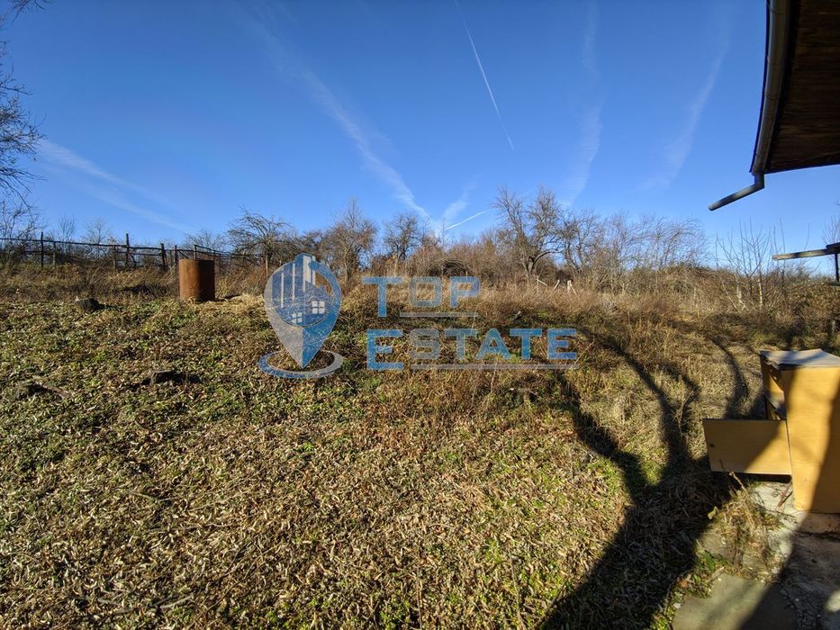 Двуетажна тухлена къща в Еленския балкан