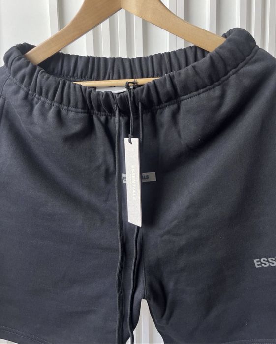 *NOU* Pantaloni Scurti Essentials - Verificare Colet
