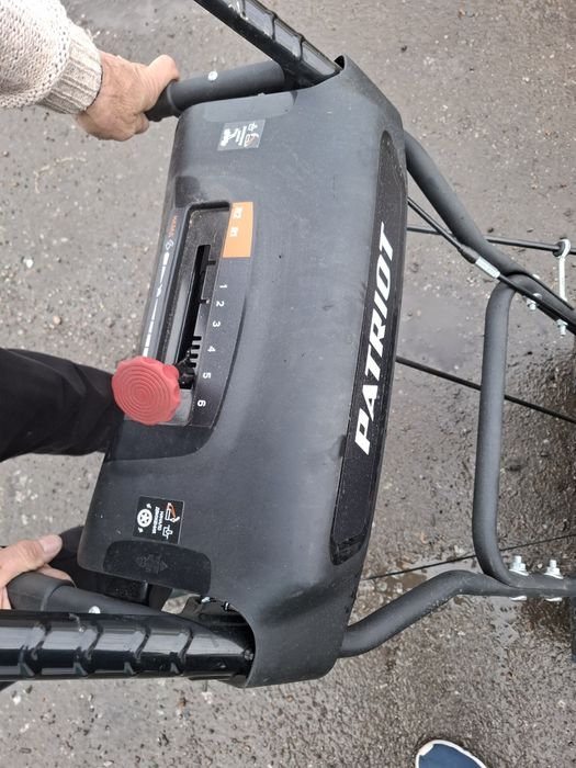 Бензиновый снегоуборщик