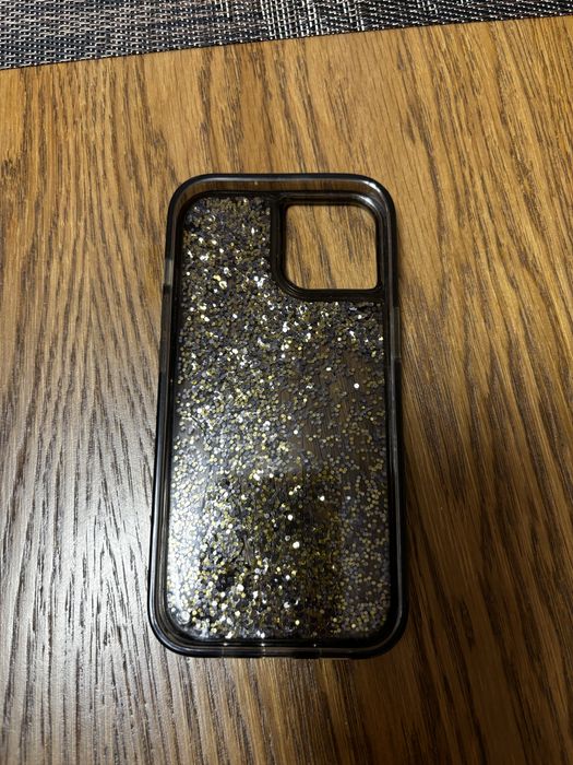 Калъф Guess за iPhone 15, течен блясък, златни ленти, черен
