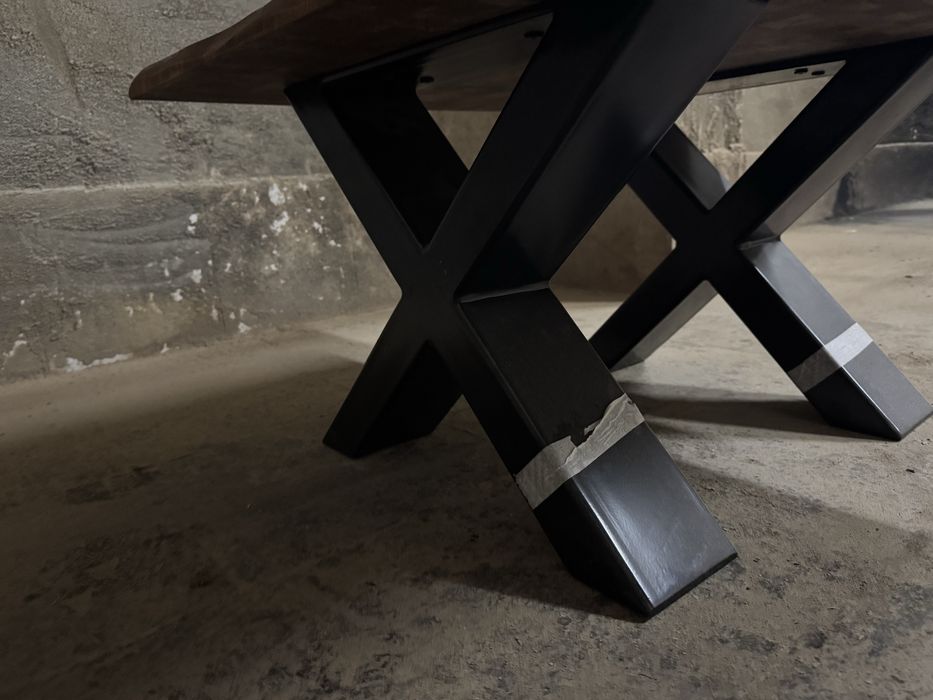 Масивна дървена маса с метални крака – ръчна изработка