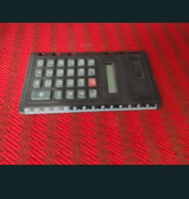 Calculator cu celulă fotovoltaică și riglă de măsurat
