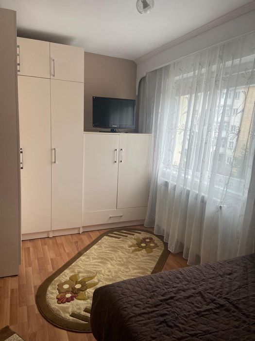 Închiriez apartament cu 2 camere