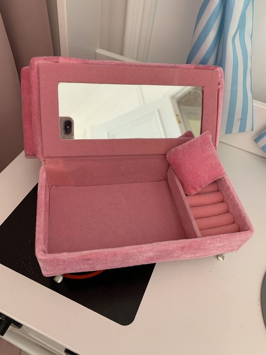 Шкатулка для девочки и мебель для кукол