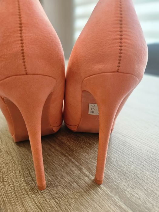 Обувки с ток цвят корал