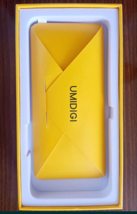 Смартфон с голям екран 6,8"