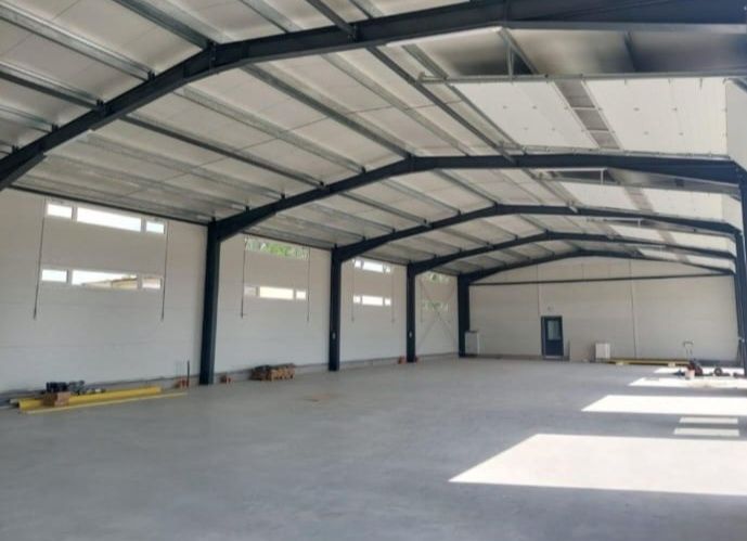 Vand hale metalice la super preț de producător