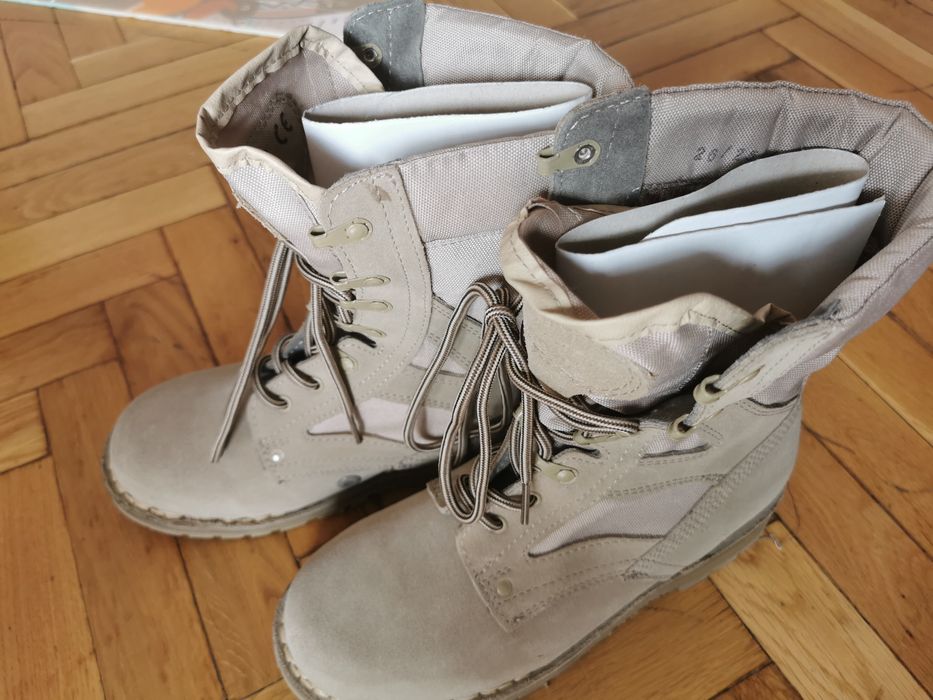 Vând bocanci militari