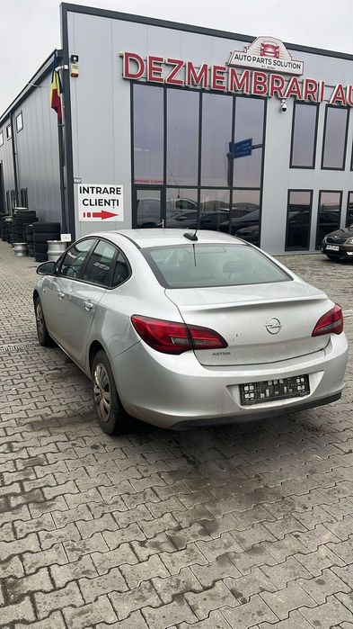 Usa stanga fata/Usa dreapta fata pentru Opel Astra J sedan din 2018