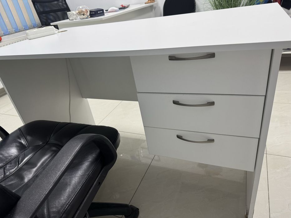 Срочно продам 2 стола!