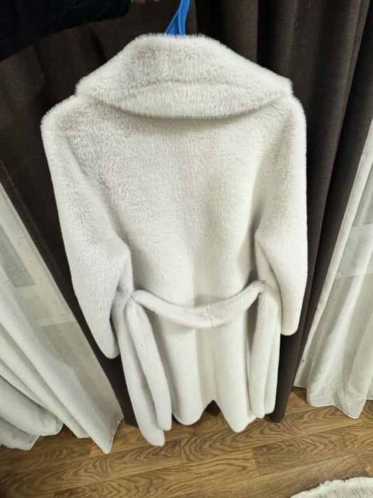 Шуба молочного цвета длинная