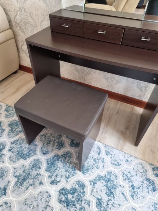 Продам косметический стол Дядьково