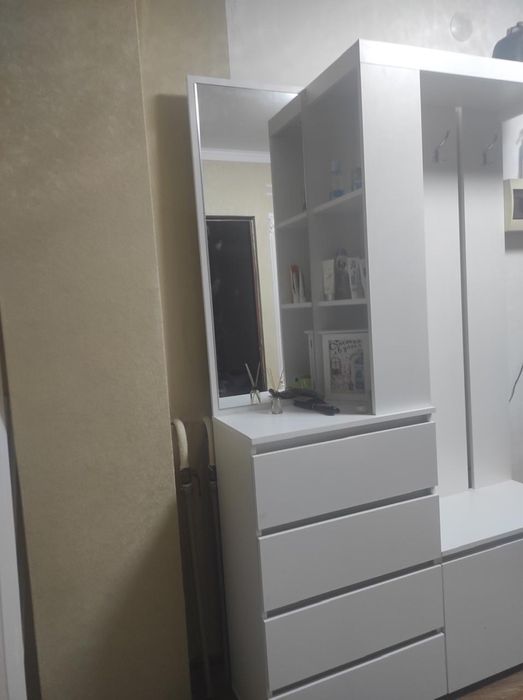 Прихожая, с вешалками.