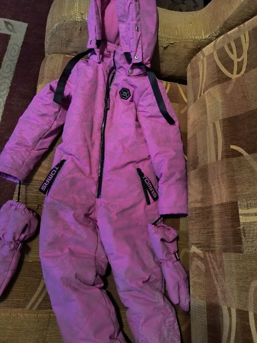 Продам детский зимний комбинезон для девочки