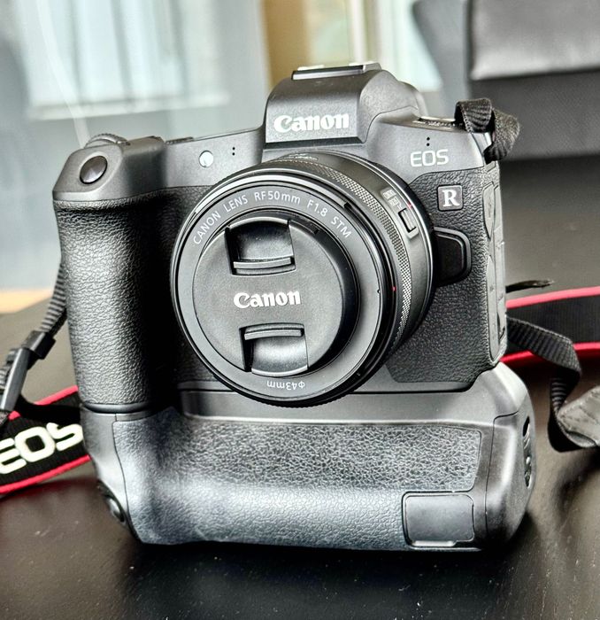 Canon EOS R (като нов) + 50mm F1.8 + Грип + допълнителна батерия + адаптер RF/EF