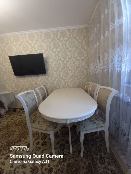 Стол объеденный с шестими стулями.