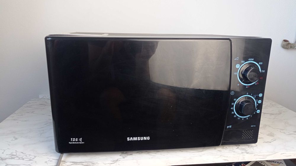 Микровълнова печка с грил Samsung GW711K, 20 л, 750 W, черна
