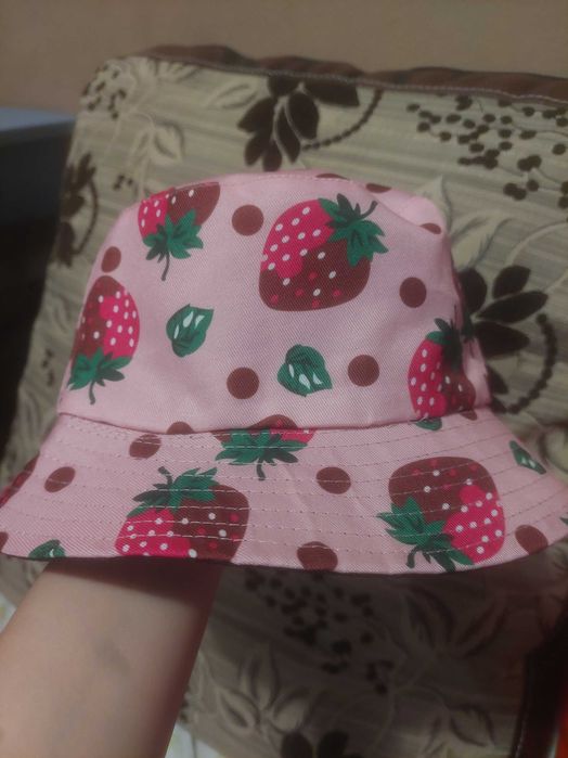 Детска шапка за плаж с ягодки