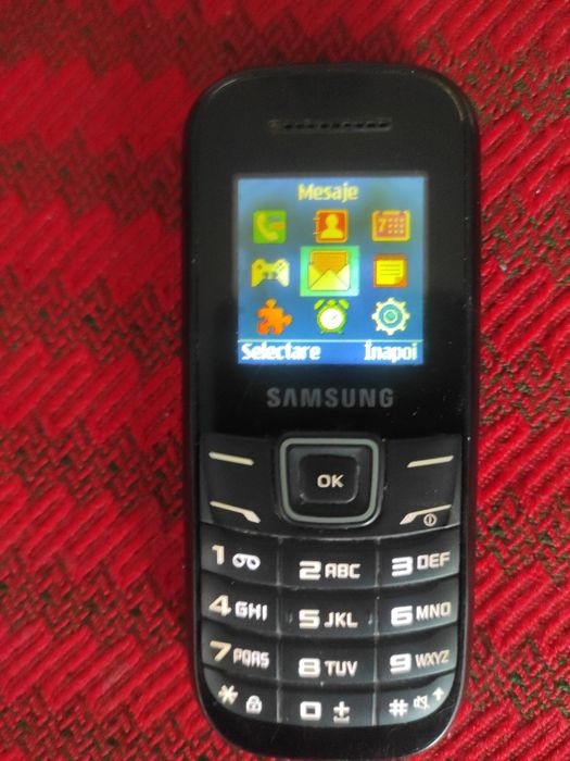 Telefon cu taste, mic, robust și practic.
Telefonul este în pe