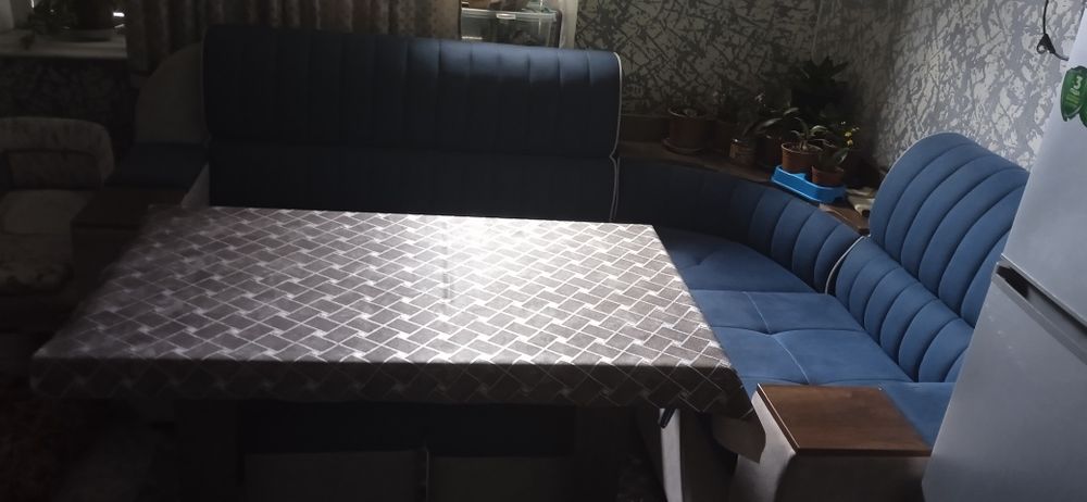 Ugolok divan tezda kelishilgan xolda sotiladi