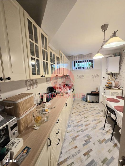 Apartament Spatios, 3 Camere, Decomandat, Demisol, Zona Primo