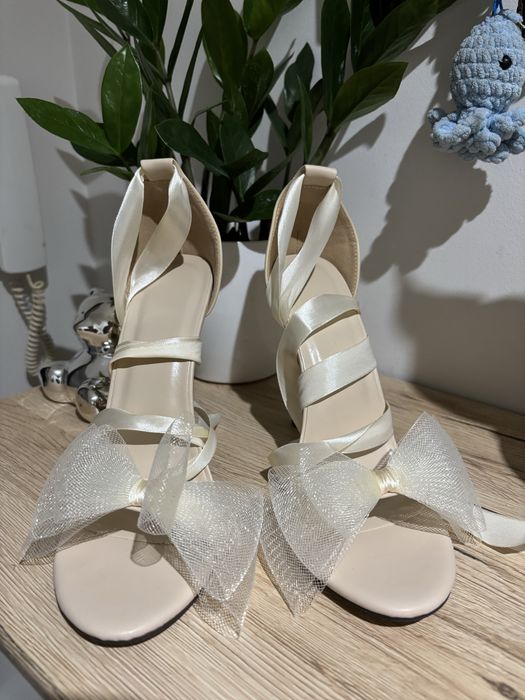 Летни сандали в бежаво на ток с панделки и връзки - номер 37-37.5