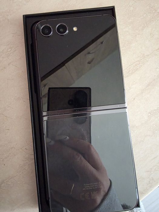 Samsung Galaxy Z Flip5  с 8GB RAM и 512GB 


Този проду