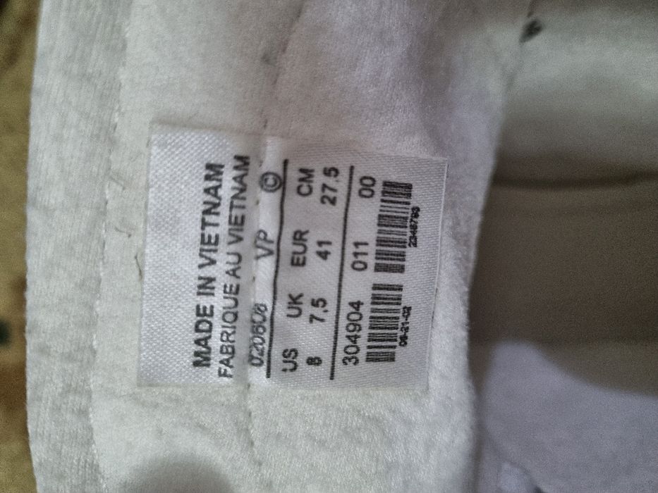Продам кеды привозные .