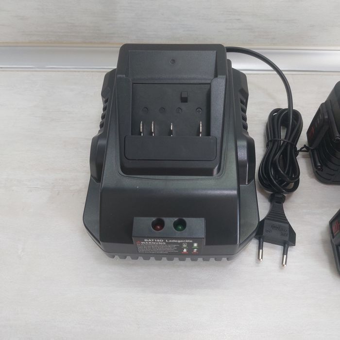 ЧИСТО НОВ КОМПЛЕКТ за Bosch Professional (18V): Интелигентно Зарядно BAT18D + 2 бр. Усилени Батерии (Синя серия)