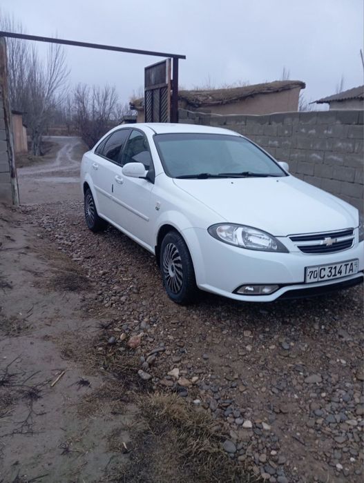 Lasetti 1.8 sotiladi